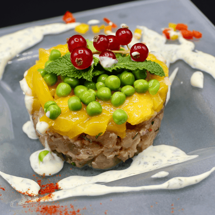 Tartare de thon, mirepoix de mangue & petits pois, coulis mentholé