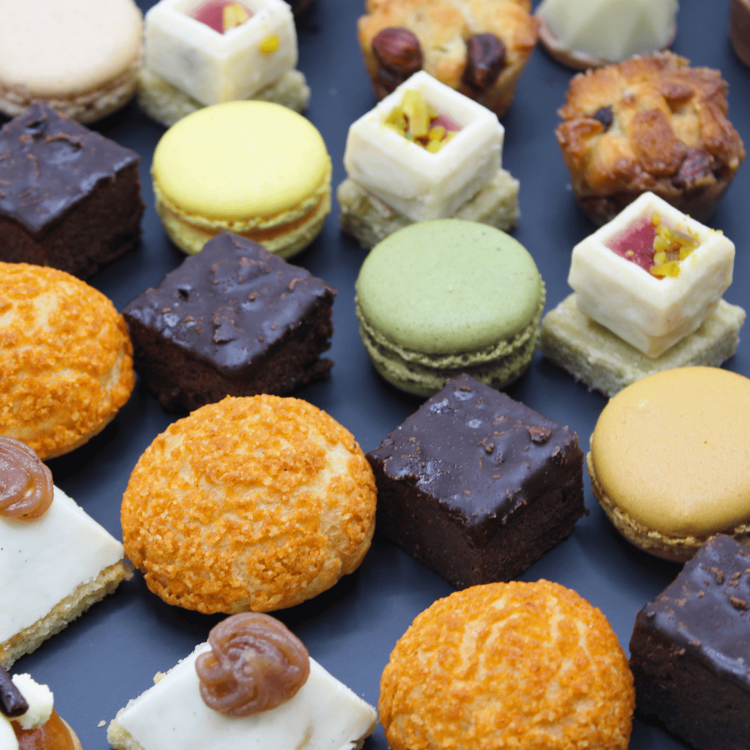 Plateau de 40 miniatures sucrées – Xavier Hauville Traiteur