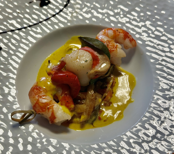 Brochette de gambas et Saint Jacques, sauce aux douces épices et curcuma