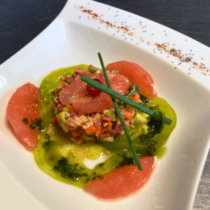 Ceviche de légumes au suprême de pamplemousse, carpaccio de tomates d’Antan au pesto