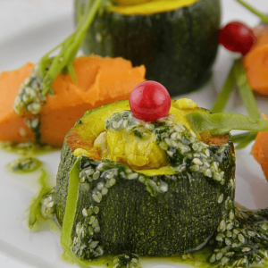 Courgette ronde rôtie, houmous et curcuma, pesto de coriandre