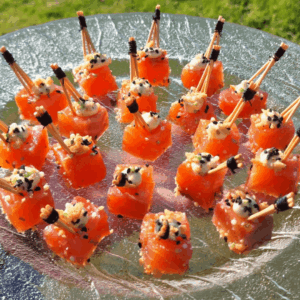 Plateau gravlax de saumon infusé à la vodka, crème de raifort et sésame noir