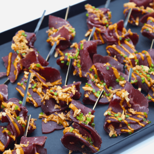 Plateau bresaola affinée, pesto Rosso et crispy d’oignon