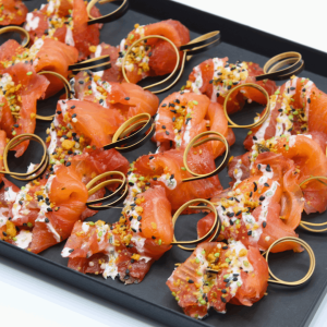 Plateau gravlax de saumon infusé à la vodka, crème de raifort et sésame noir