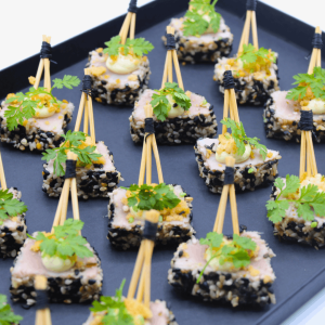 Plateau tataki de thon au sésame et mayonnaise wasabi