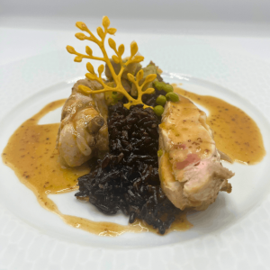 Suprême de volaille, riz vénéré, artichaut et petit pois sauce moutarde